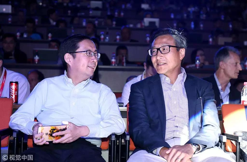 2017年阿里投资者日，左为CEO逍遥子，右为阿里执行副主席蔡崇信